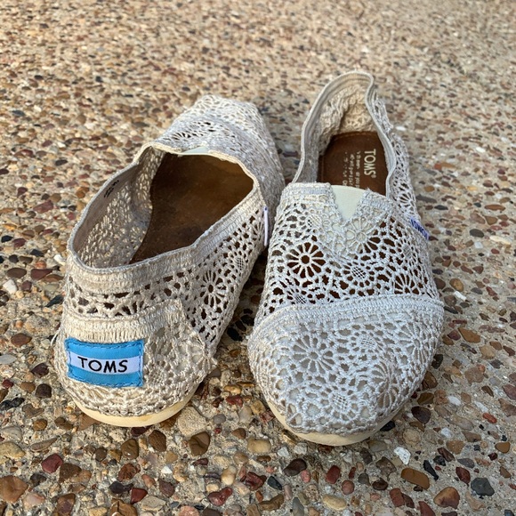 cream lace toms